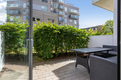 Rækkehus med ejerlejlighedsstatus og en solrig terrasse