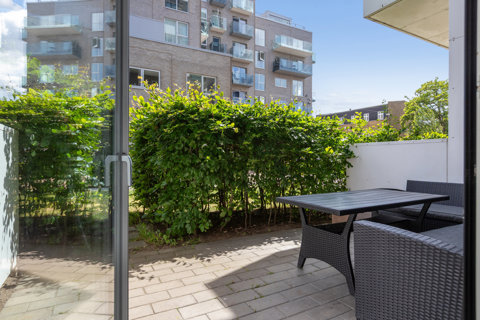 Rækkehus med ejerlejlighedsstatus og en solrig terrasse