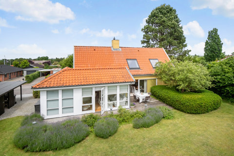 Charmerende og velholdt villa med carport og god beliggenhed i skønne Strib
