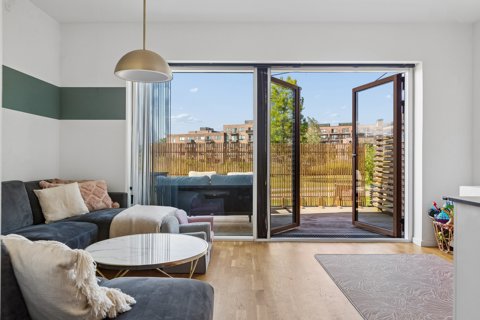 Moderne familiebolig fra 2021 med solrig terrasse og attraktiv beliggenhed tæt på Hedeland
