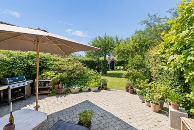 Velholdt villalejlighed med egen have i Valby
