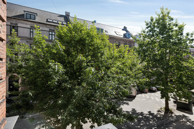 Charmerende og delevenlig lejlighed med vestvendt altan og Frederiksberg Have få skridt væk