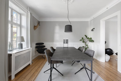 Flot lejlighed med alrum og sydvendt altan