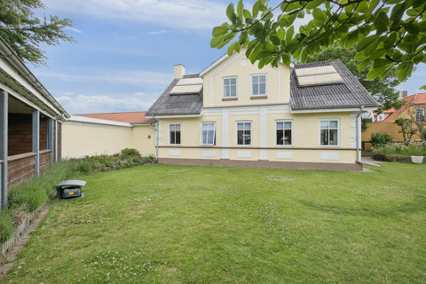 Charmernede og rummelig villa i Sebbersund