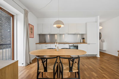Skøn høj 3V stue lejlighed på hele 92 m2, roligt beliggende centralt på bryggen