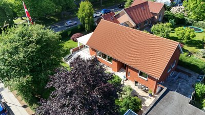Villa på hele 260 etagemeter - højloftet underetage - skøn have - nyere tag