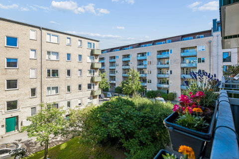 SKØN OG VELHOLDT LEJLIGHED MED STOR ALTAN