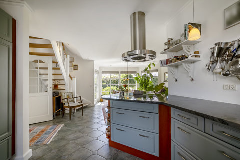 Familievenlig villa med 2 badevær., solceller og nydeligt køkken/alrum