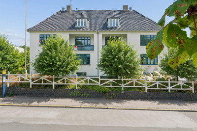 SMUKKE ORIGINALE STUKLOFTER, FYLDNINGSSDØRE & BREDE PLANKEGULVE