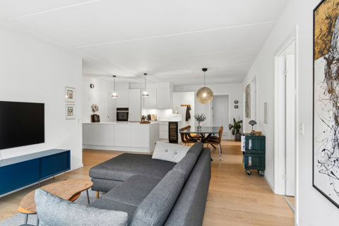 Lys og rummelig 6-værelses lejlighed på hjørneplacering i Steenstrup Hus