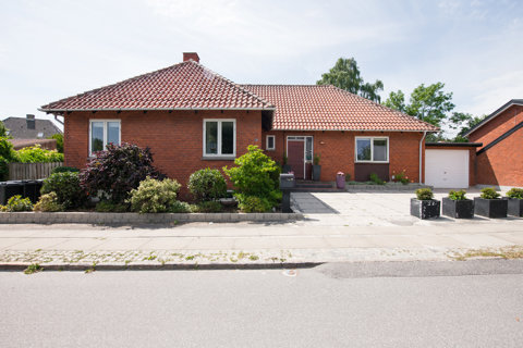 Velholdt familievilla på 149 m² + 76 m² kælder med en lukket og fantastisk have