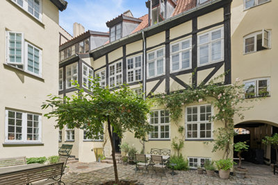 Charmerende lejlighed med skøn karnap, idyllisk gårdmiljø og en sjælden autenticitet midt i Christianshavns historiske hjerte