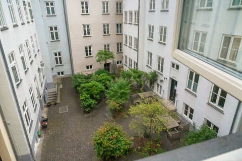 Lækker 3-værelses med masser af lysindfald, perfekt ruminddeling og lige til at flytte ind i! - Yderst veldrevet forening med elevator og roligt gårdmiljø.