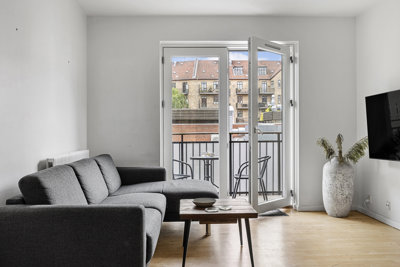 Skøn og yderst lys lejlighed med stor altan, brugsret til privat parkeringsplads
