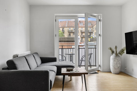 Skøn og yderst lys lejlighed med stor altan, brugsret til privat parkeringsplads