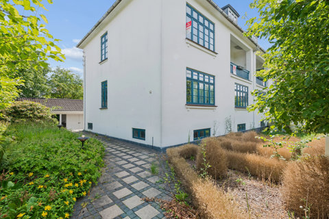 SMUKKE ORIGINALE DETALJER SOM STUKLOFTER, DØRE & PLANKEGULVE
