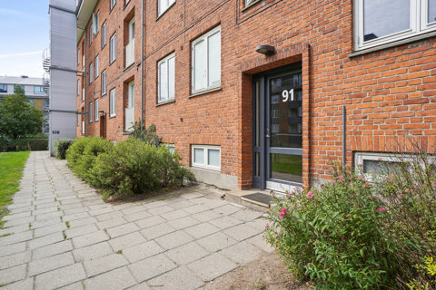 Pæn og velholdt 2V’er med vestvendt altan