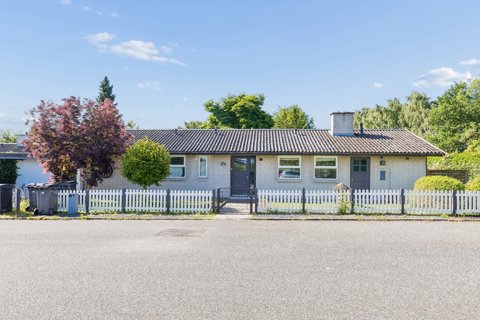 INDFLYTNINGSKLAR VILLA - RUMMELIG OG PLADS TIL HELE FAMILIEN