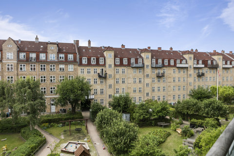 Lys og indbydende lejlighed med stor, solrig altan