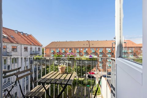 Delevenlig lejlighed med nyere køkken, delealtan og et skønt sydvendt view