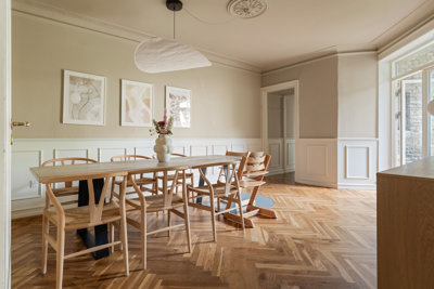 Klassisk Østerbro-charme tæt på Trianglen – sildebensparket, altan og skøn gård