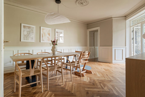 Klassisk Østerbro-charme tæt på Trianglen – sildebensparket, altan og skøn gård