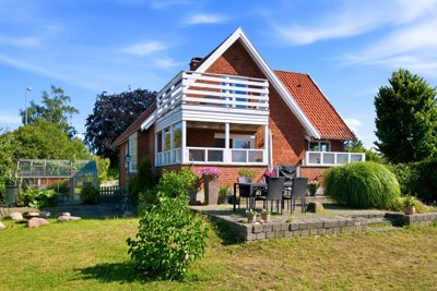 Familievilla med 235 etagemeter fordelt på 3 plan – stor grund, moderne opdateringer og attraktiv beliggenhed tæt på stranden