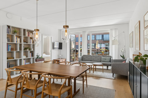 Sjældent udbudt 3-værelses med en af Scherfig Hus' største vestvendte altaner