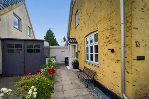Skøn murstensvilla med vestvendt have og attraktiv adresse i Kastrup