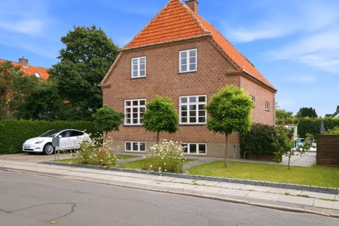 Herskabelig murermestervilla med flotte detaljer og hele fire etager