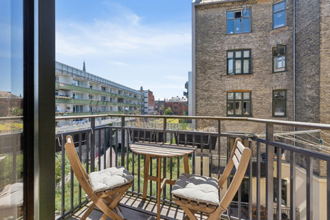 Elegant 2V’er med sydvendt altan i smørhullet mellem Frederiksberg og Vesterbro.