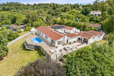 Velholdt villa med fantastisk terrasse og pool