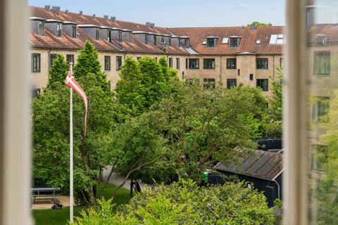 2-værelses med altan, original charme og stilrent køkken ved Mozarts Plads.