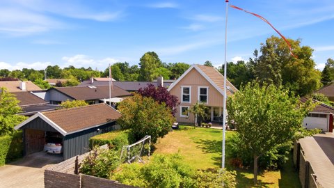 Familie villa med gennemført komfort og attraktiv beliggenhed
