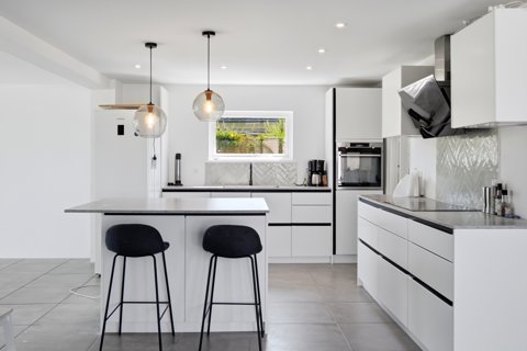 Moderne familievilla med ny tilbygning, dobbeltgarage og masser af muligheder