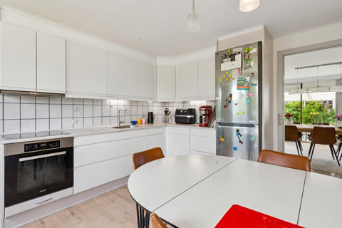 Indbydende etplans hus med nyt tag centralt i Hvidovre!