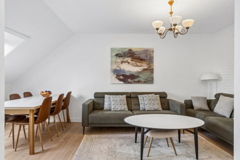 Lys, rummelig og indbydende lejlighed øverst i ejendommen i Søborg