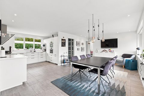 Flot gennemgribende renoveret etplansvilla med 120 m² bolig, 15 m² ekstra opvarmet bryggers og nyere dobbelt carport