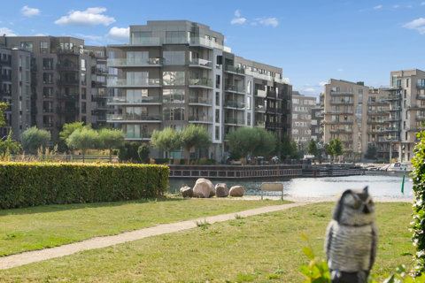 Stor 2V'er med privat sydvendt havestykke - ejendom i første række til kanalen