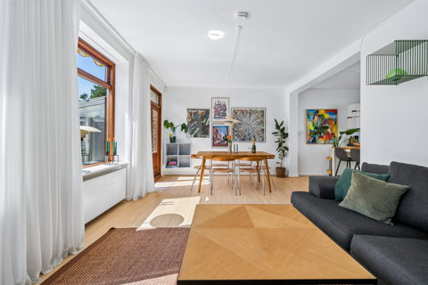 Velholdt og veldisponeret rækkehus med sol i haven
