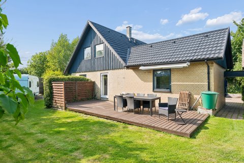 Velbeliggende villa med god plads i naturskønne Stærkende