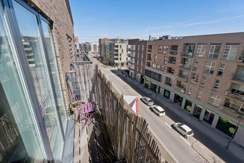 Moderne toværelses med solrig altan på Sluseholmen.