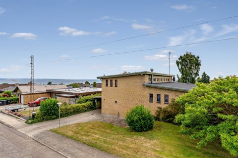 Arkitekttegnet funkisejendom med udsigt til vandet og masser af potentiale