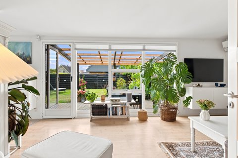 1 plans rækkehus på strandsiden, med solrig have og 3 soveværelser