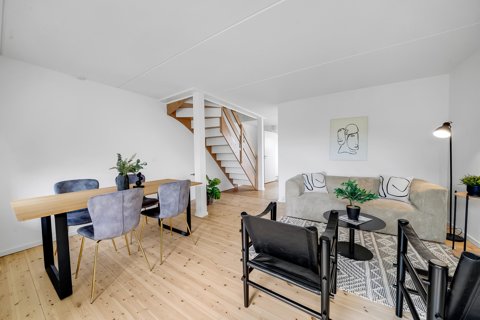 Rækkehus med to terrasser og altan & 1 min. gang fra søen! 30 min fra Kbh.