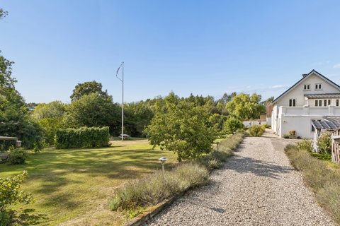 Idyllisk villa med stor grund/have direkte til Odense Å