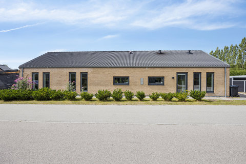 Velindrettet villa fra 2015 i flot og indflytningsklar stand