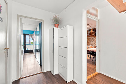 En lys og delevenlig 3-værelses lejlighed på øverste etage med en skøn udsigt