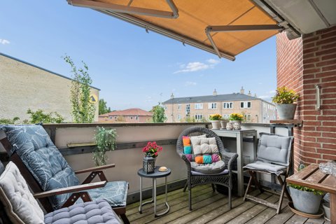 Rummelig bolig med charme og to solrige altaner
