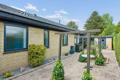Indbydende etplans hus centralt i Hvidovre!3 soveværelser, spisekøkken og en stor stue med udgang til skøn have!